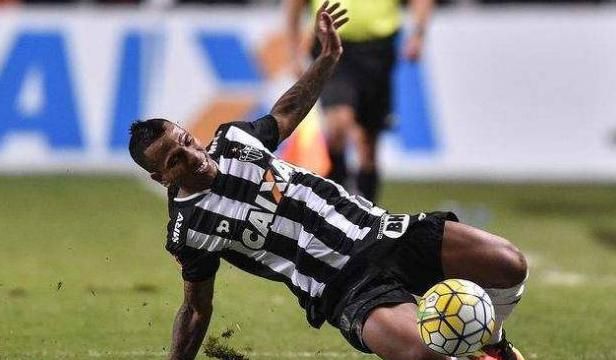 里程碑夜里昂临场应变，荷甲赛前刷纪录，媒体盛赞，心理建设被强调(纵向横向示意图)